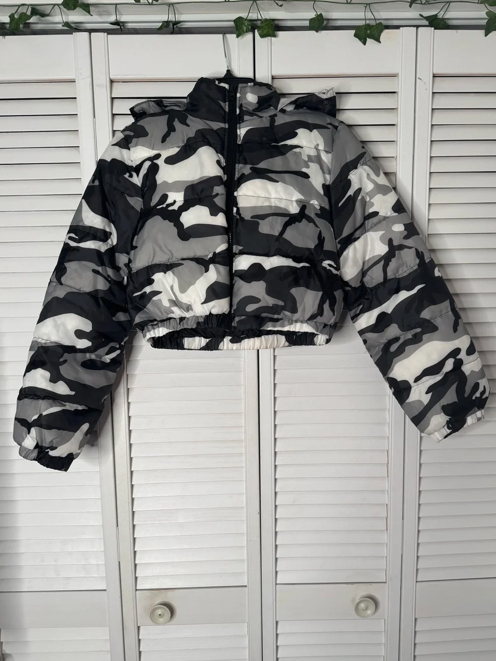 Black & Gray Camo Cropped Puffer Jacket